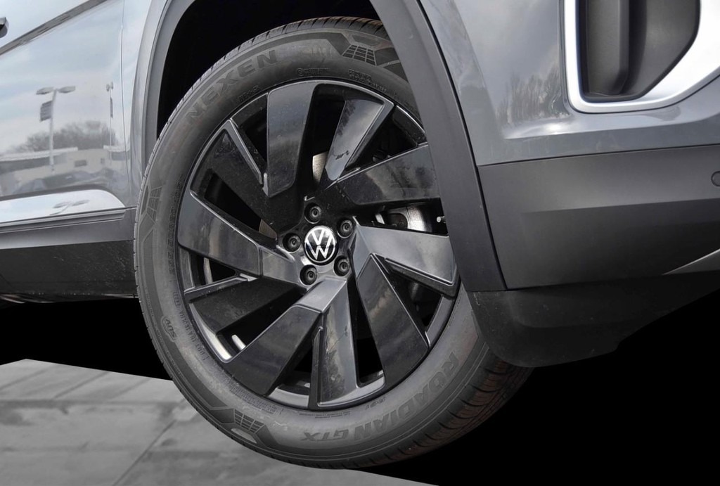 Volkswagen Atlas Vehicle Full-screen Gallery Image 3