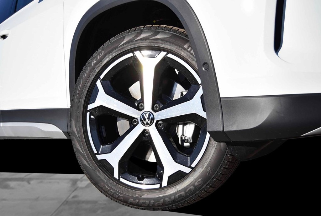 Volkswagen Tiguan Vehicle Full-screen Gallery Image 3