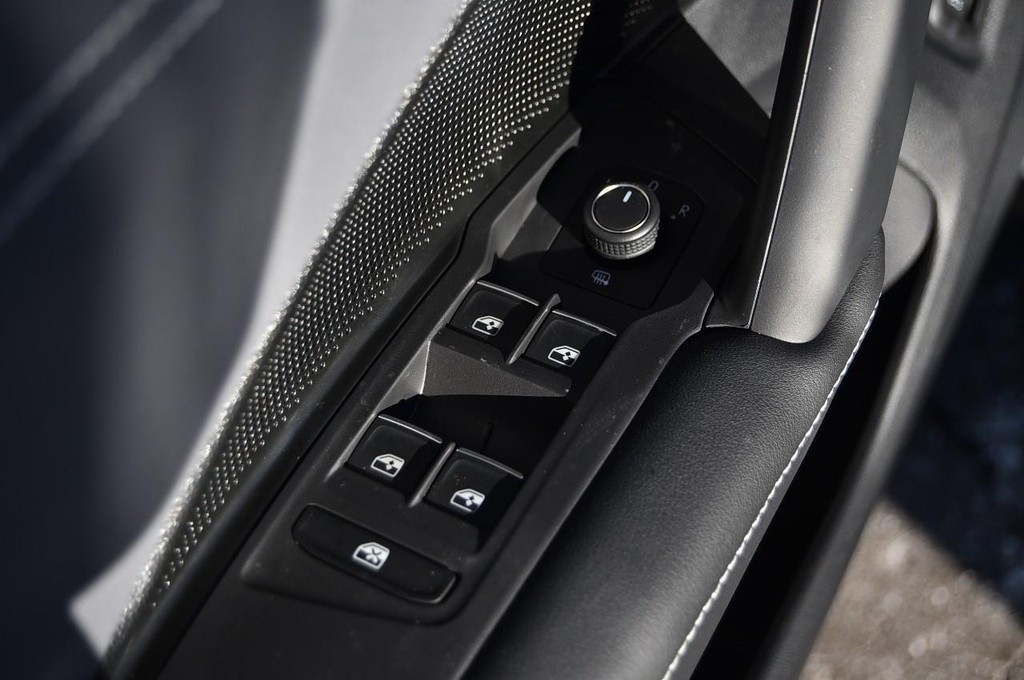 Volkswagen Tiguan Vehicle Full-screen Gallery Image 8