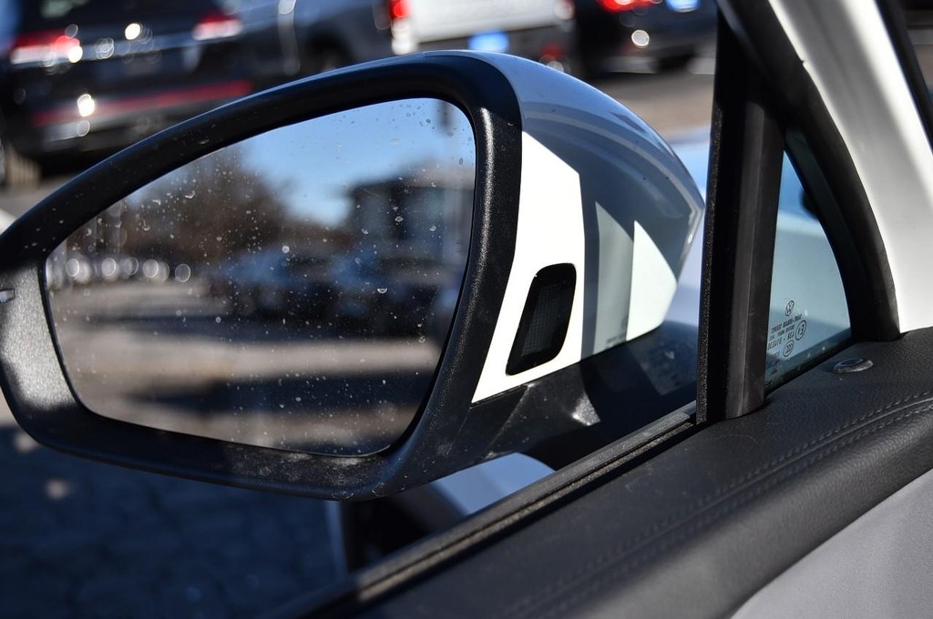 Volkswagen Tiguan Vehicle Full-screen Gallery Image 10