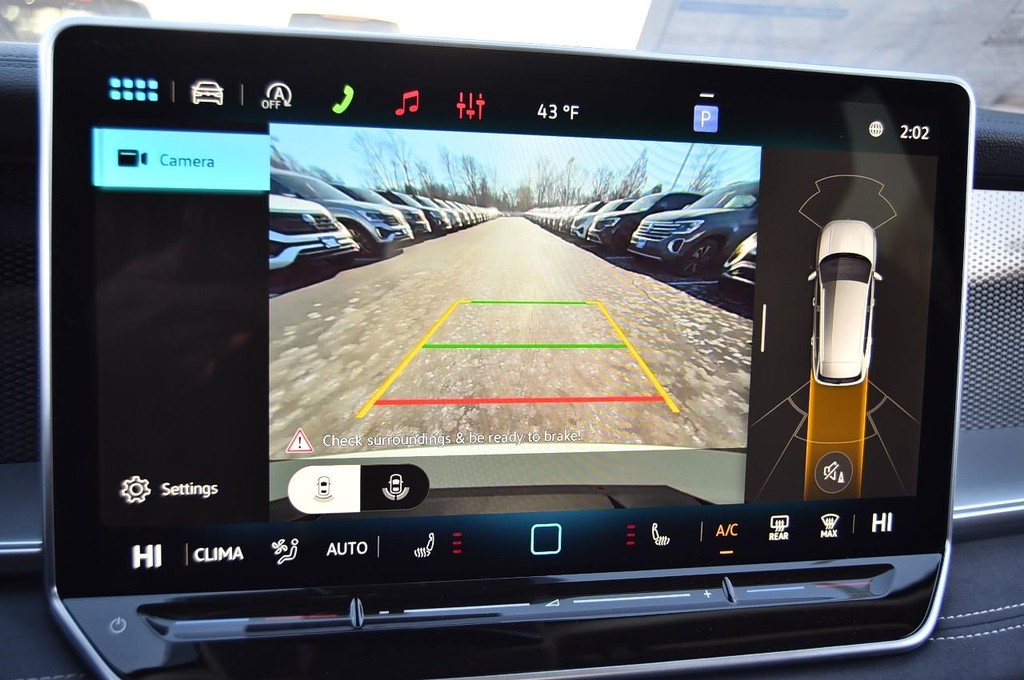 Volkswagen Tiguan Vehicle Full-screen Gallery Image 13