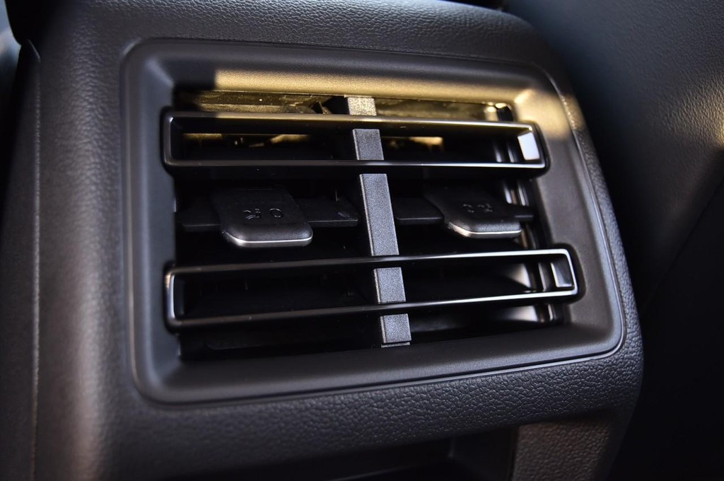 Volkswagen Tiguan Vehicle Full-screen Gallery Image 21