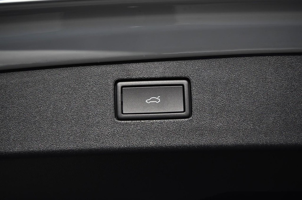 Volkswagen Tiguan Vehicle Full-screen Gallery Image 24