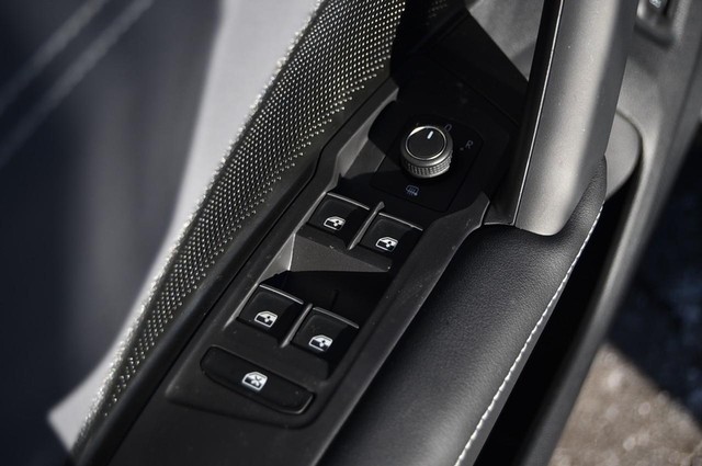 Volkswagen Tiguan Vehicle Image 08