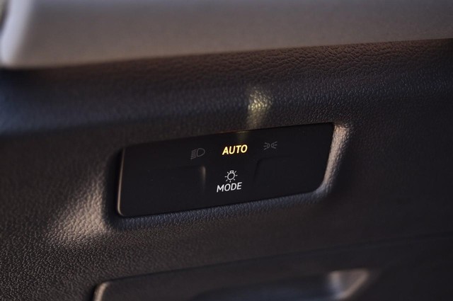 Volkswagen Tiguan Vehicle Image 11