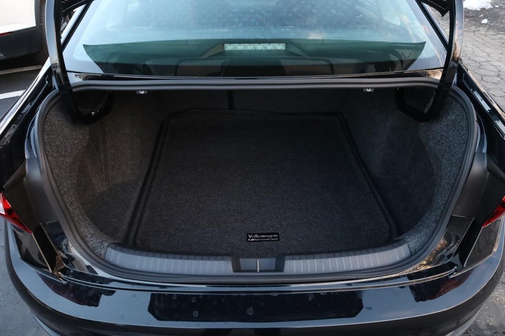 Volkswagen Jetta Vehicle Full-screen Gallery Image 7