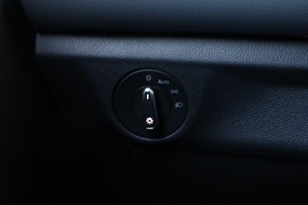 Volkswagen Jetta Vehicle Full-screen Gallery Image 21