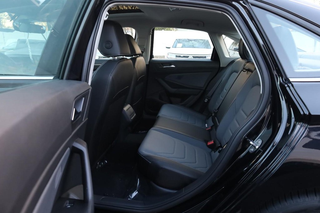 Volkswagen Jetta Vehicle Full-screen Gallery Image 23