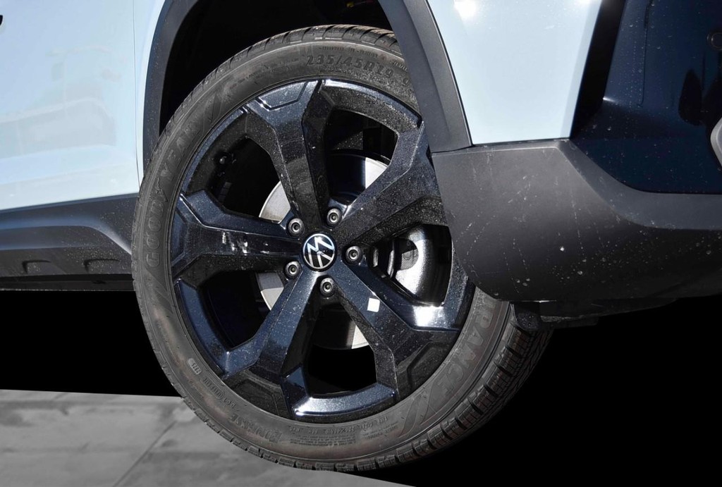 Volkswagen Taos Vehicle Full-screen Gallery Image 3