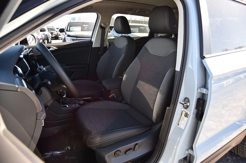 Volkswagen Taos Vehicle Full-screen Gallery Image 19