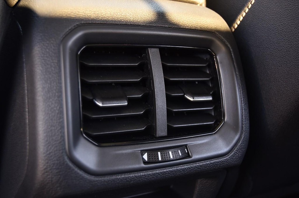 Volkswagen Taos Vehicle Full-screen Gallery Image 23