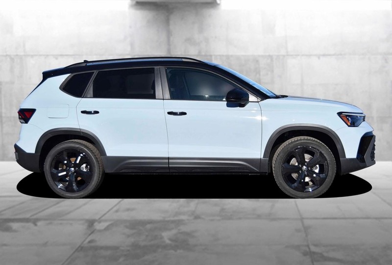 Volkswagen Taos Vehicle Full-screen Gallery Image 5