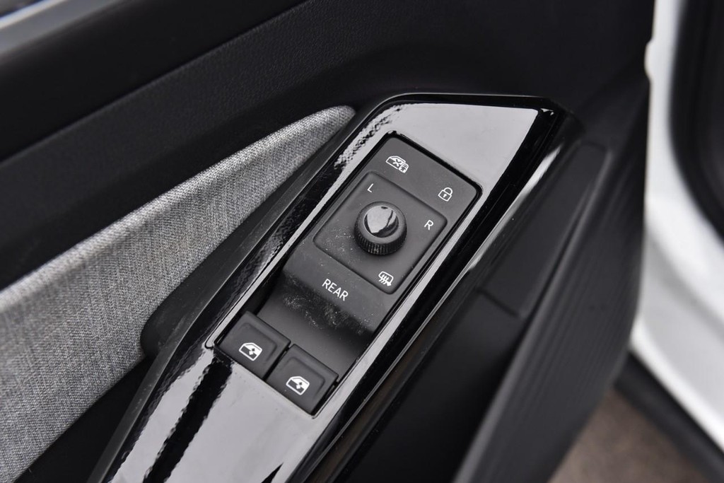 Volkswagen ID.4 Vehicle Full-screen Gallery Image 8