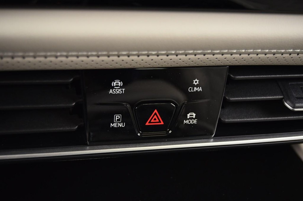 Volkswagen Atlas Vehicle Full-screen Gallery Image 14