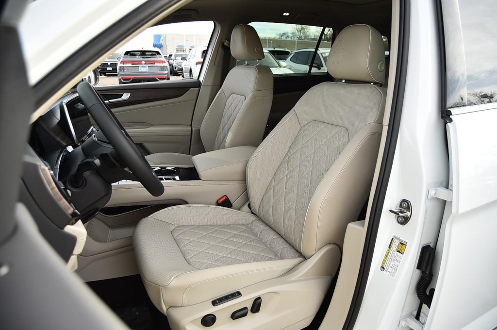 Volkswagen Atlas Vehicle Full-screen Gallery Image 18