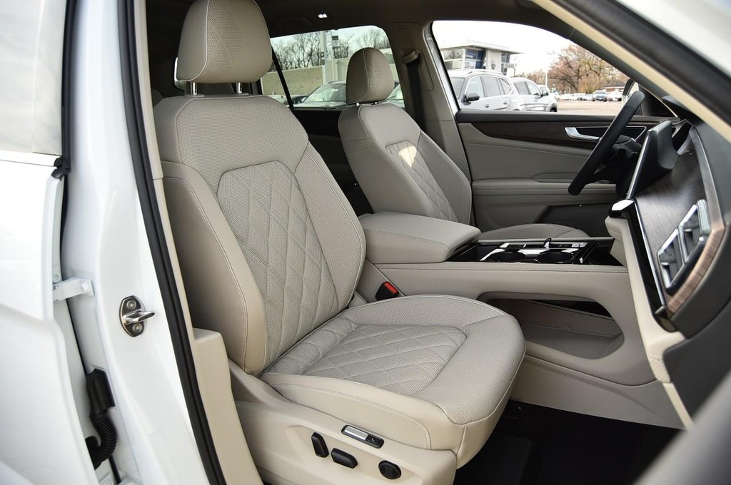 Volkswagen Atlas Vehicle Full-screen Gallery Image 19