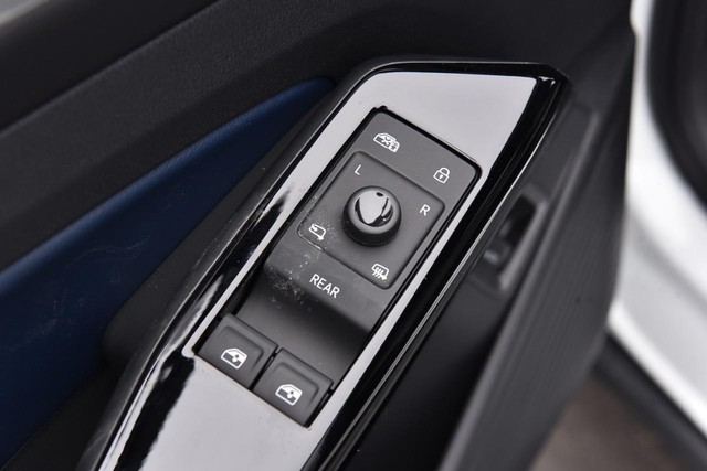 Volkswagen ID.4 Vehicle Image 08