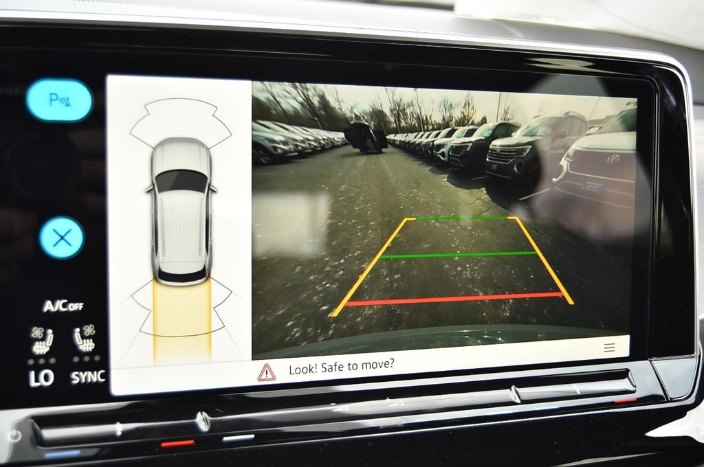 Volkswagen Atlas Cross Sport Vehicle Full-screen Gallery Image 13