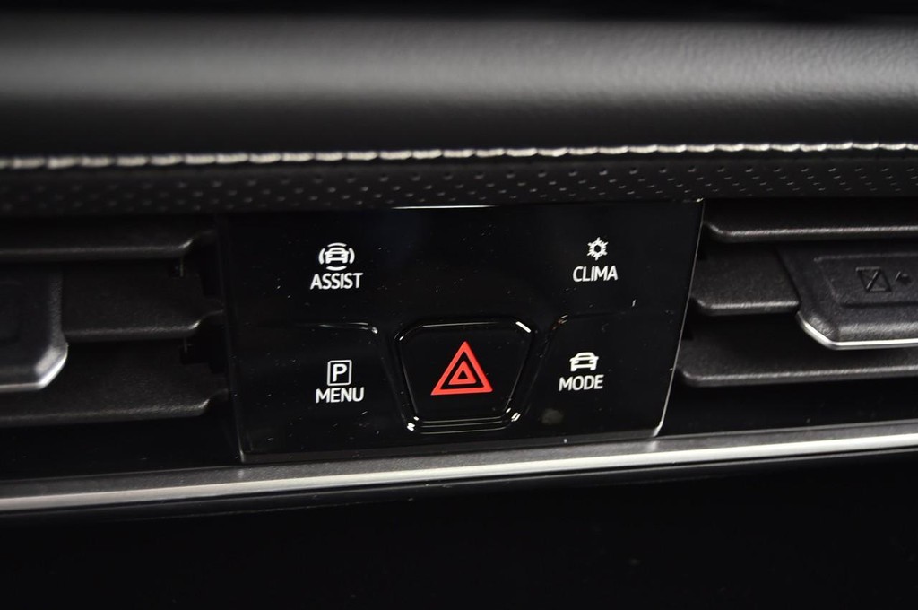 Volkswagen Atlas Cross Sport Vehicle Full-screen Gallery Image 15