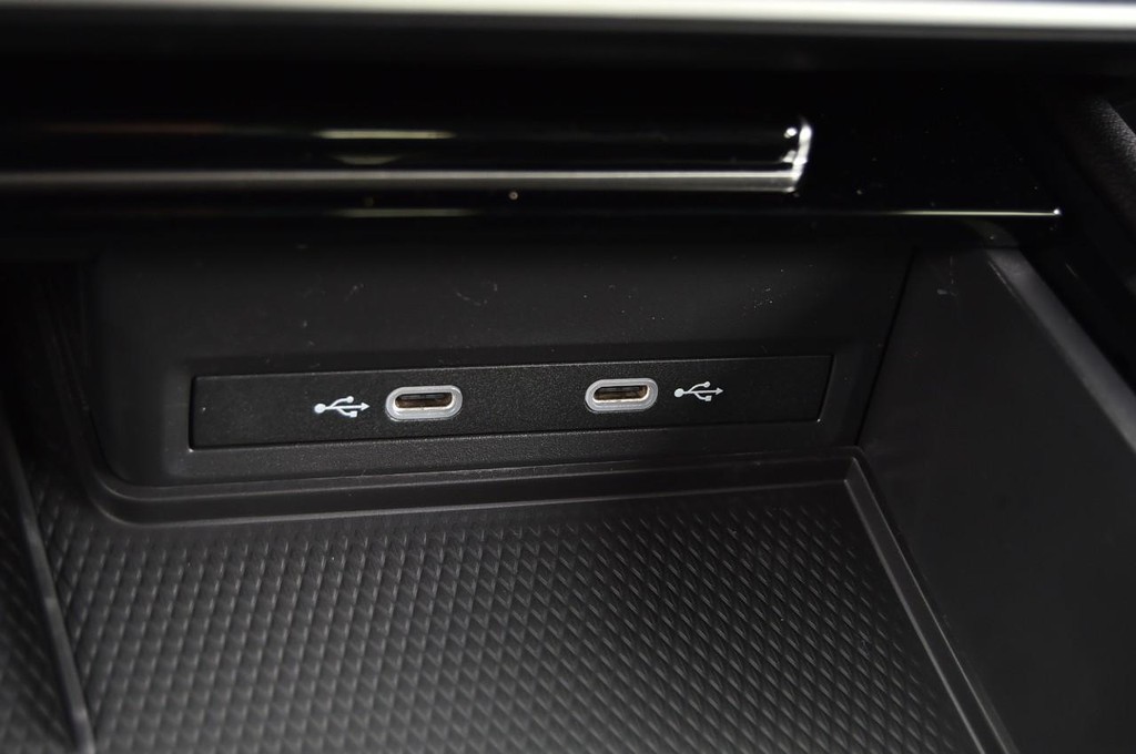 Volkswagen Atlas Cross Sport Vehicle Full-screen Gallery Image 16