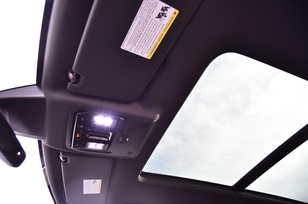 Volkswagen Atlas Cross Sport Vehicle Full-screen Gallery Image 21