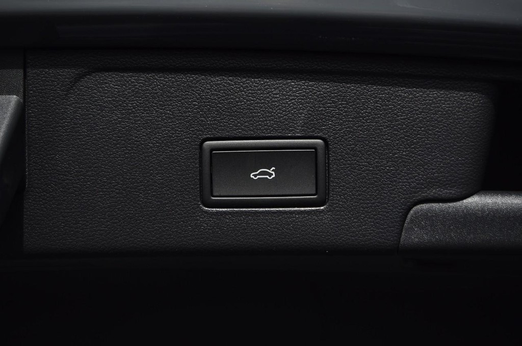 Volkswagen Atlas Cross Sport Vehicle Full-screen Gallery Image 26