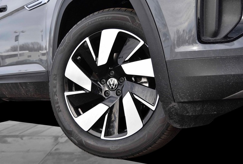 Volkswagen Atlas Cross Sport Vehicle Image 03