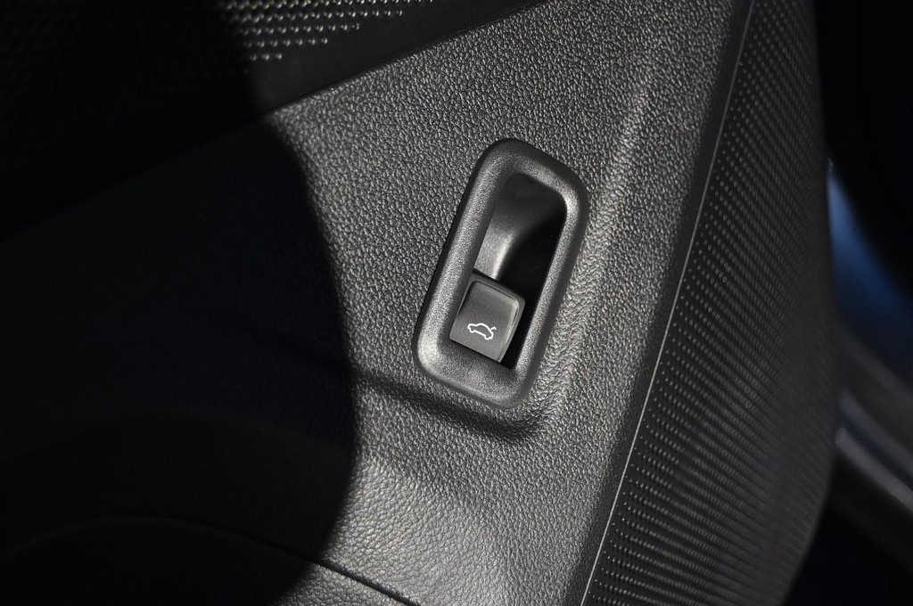 Volkswagen Tiguan Vehicle Full-screen Gallery Image 9