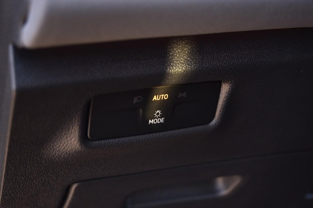 Volkswagen Tiguan Vehicle Full-screen Gallery Image 11