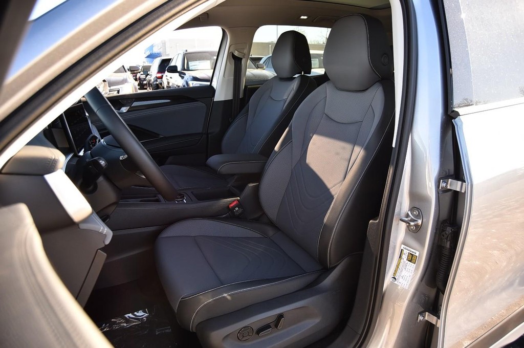 Volkswagen Tiguan Vehicle Full-screen Gallery Image 18