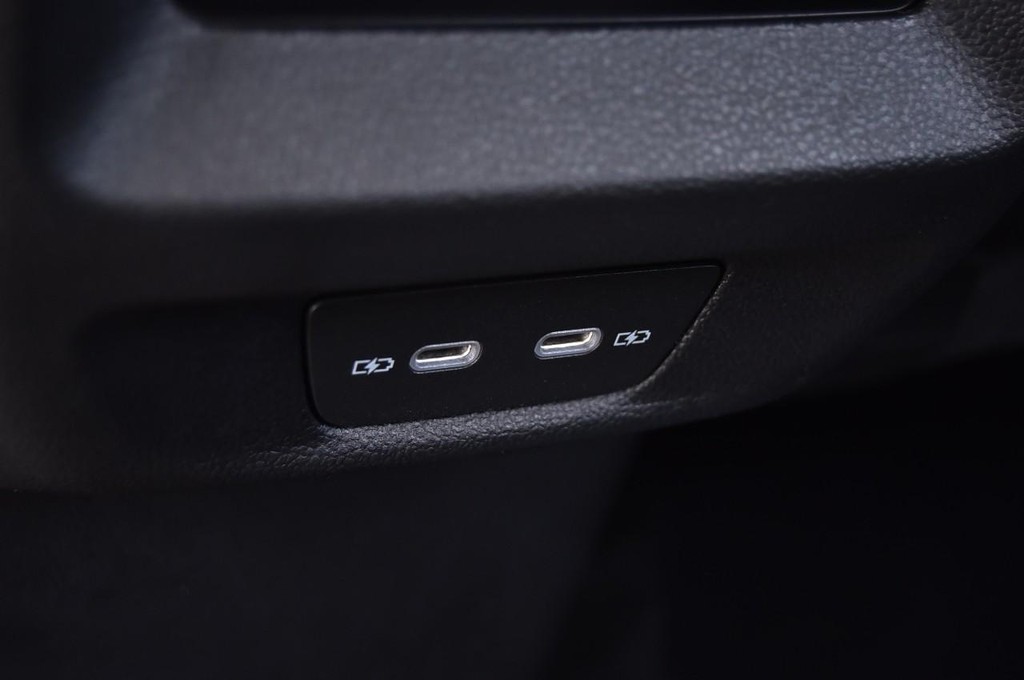 Volkswagen Tiguan Vehicle Full-screen Gallery Image 23