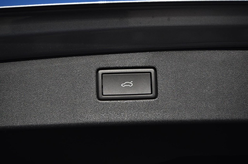 Volkswagen Tiguan Vehicle Full-screen Gallery Image 25