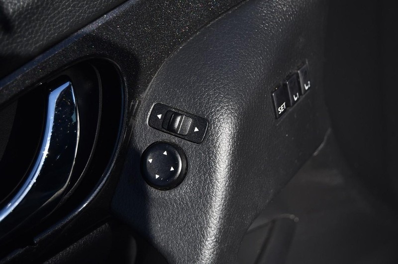 Nissan Rogue Vehicle Image 09