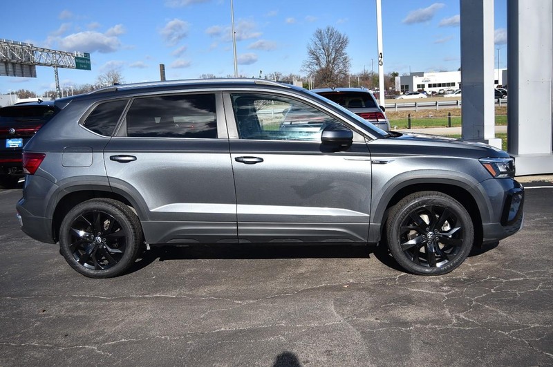 Volkswagen Taos Vehicle Image 05