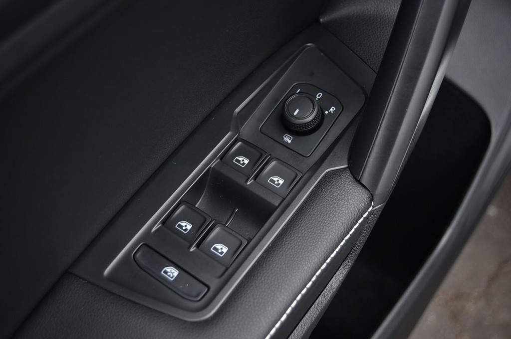 Volkswagen Tiguan Vehicle Full-screen Gallery Image 8