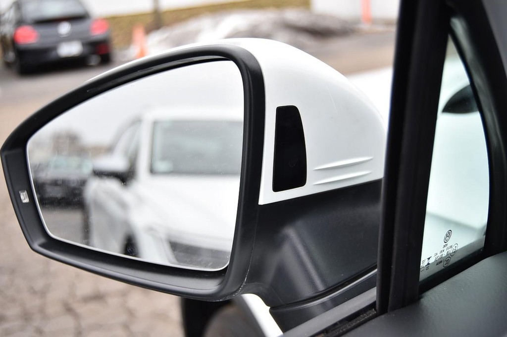 Volkswagen Tiguan Vehicle Full-screen Gallery Image 9