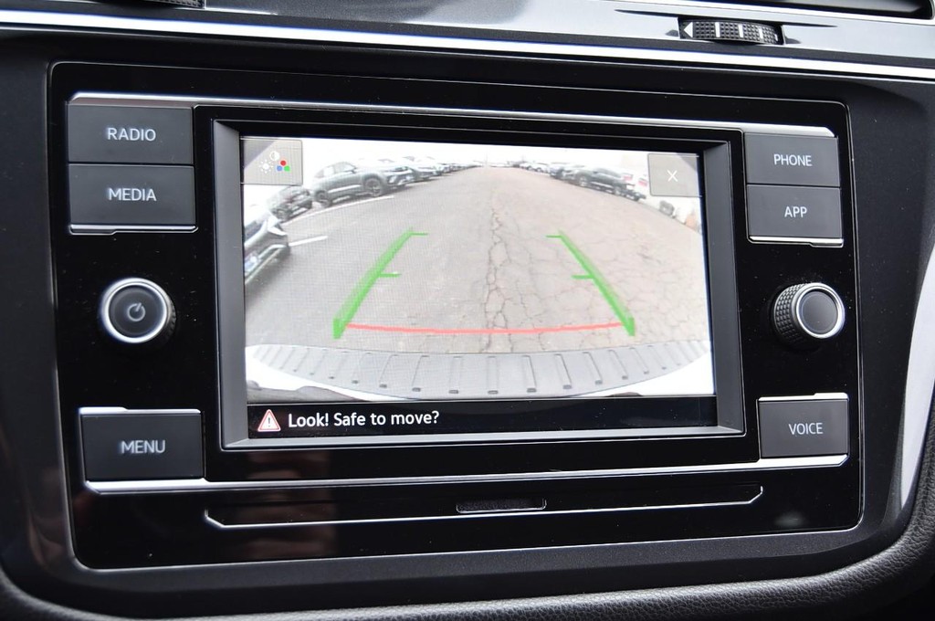 Volkswagen Tiguan Vehicle Full-screen Gallery Image 12