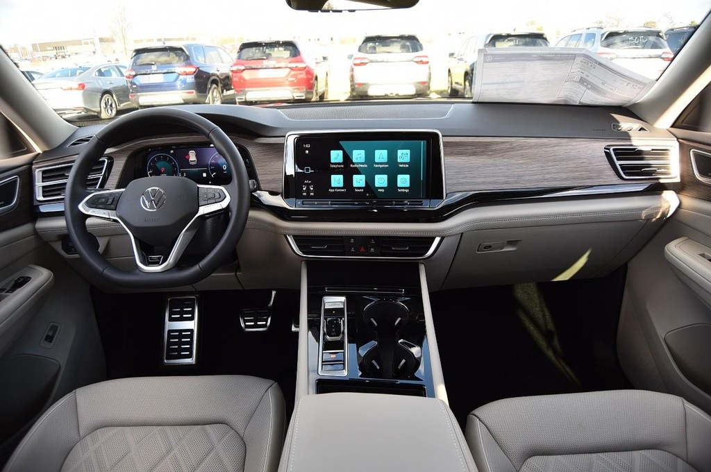 Volkswagen Atlas Vehicle Full-screen Gallery Image 7