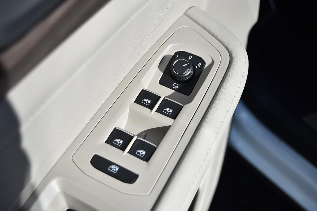 Volkswagen Atlas Vehicle Full-screen Gallery Image 8