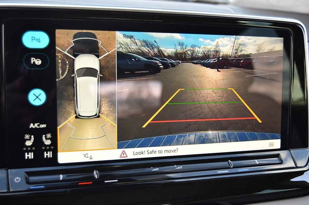 Volkswagen Atlas Vehicle Full-screen Gallery Image 13