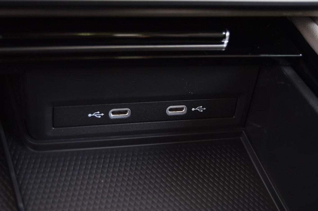 Volkswagen Atlas Vehicle Full-screen Gallery Image 16