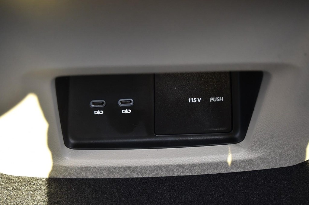 Volkswagen Atlas Vehicle Full-screen Gallery Image 24