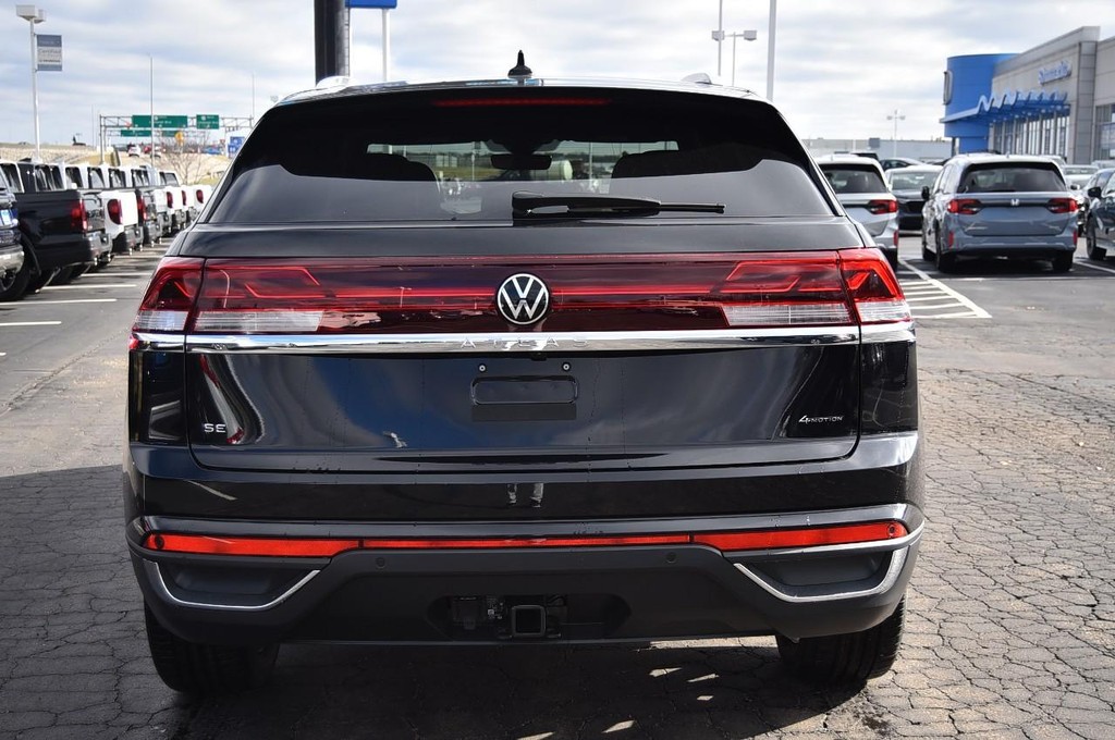 Volkswagen Atlas Cross Sport Vehicle Full-screen Gallery Image 6