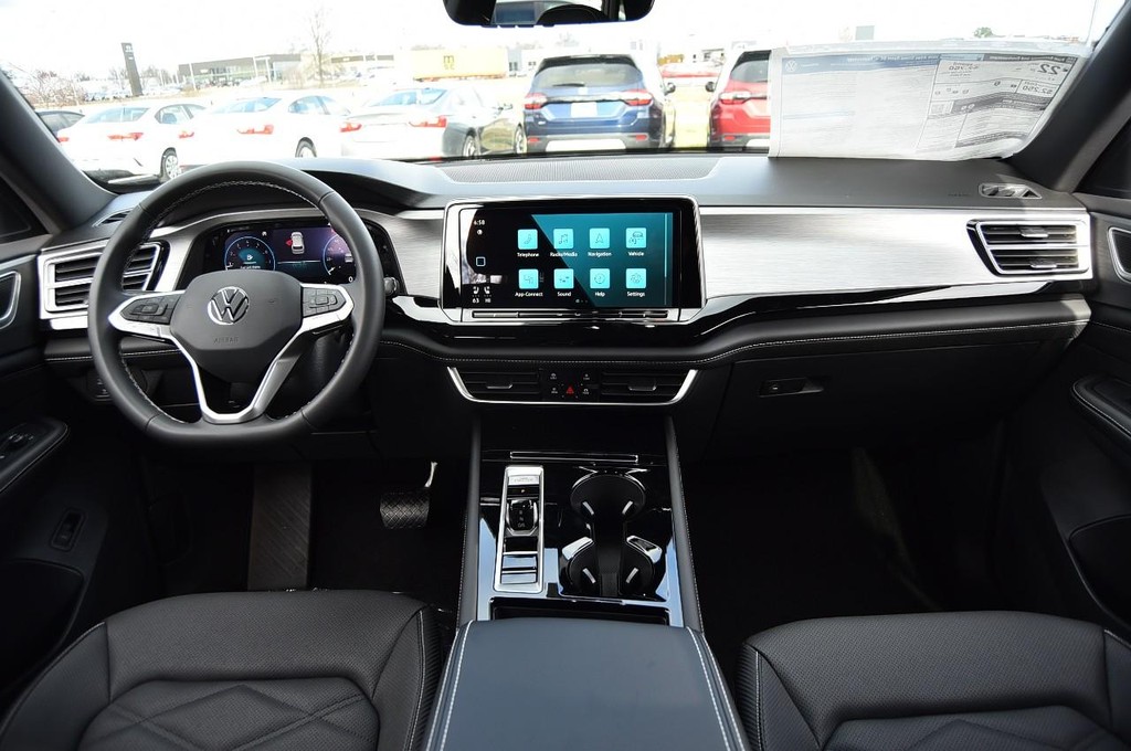 Volkswagen Atlas Cross Sport Vehicle Full-screen Gallery Image 7