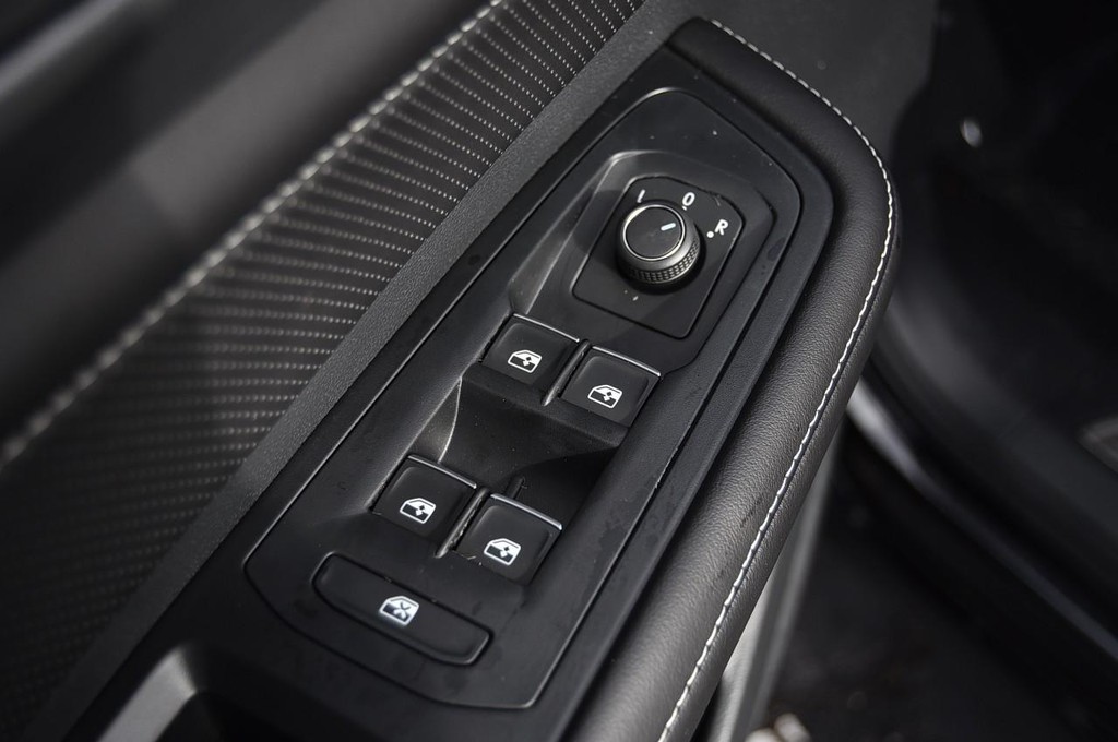 Volkswagen Atlas Cross Sport Vehicle Full-screen Gallery Image 8