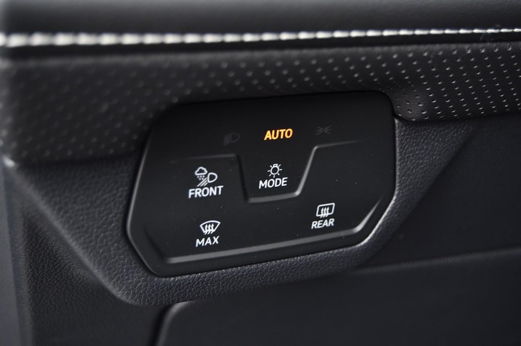 Volkswagen Atlas Cross Sport Vehicle Full-screen Gallery Image 11