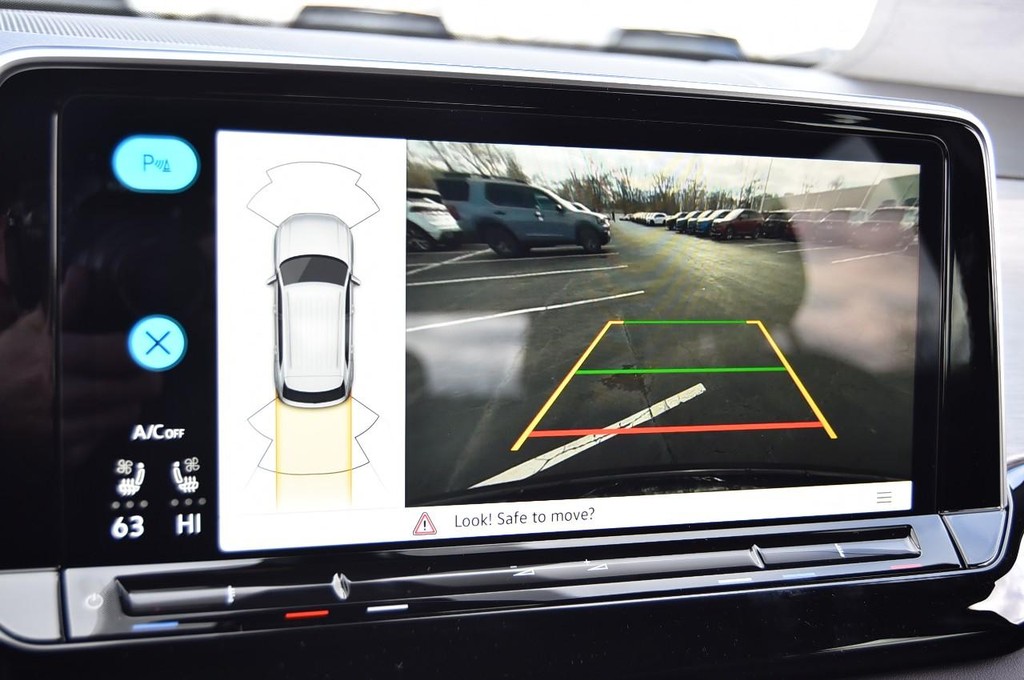 Volkswagen Atlas Cross Sport Vehicle Full-screen Gallery Image 13