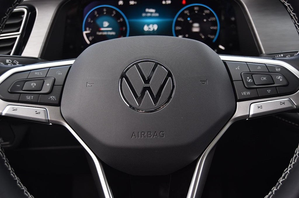 Volkswagen Atlas Cross Sport Vehicle Full-screen Gallery Image 18