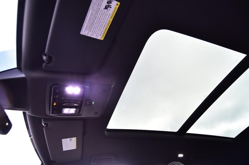 Volkswagen Atlas Cross Sport Vehicle Full-screen Gallery Image 21