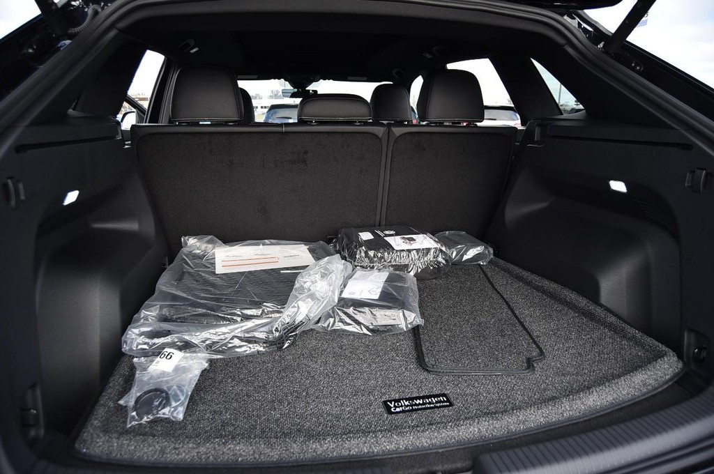 Volkswagen Atlas Cross Sport Vehicle Full-screen Gallery Image 25